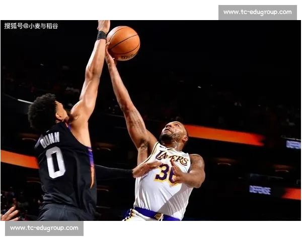 湖人对阵黄蜂第四节逆转风暴老将新星联手定乾坤关键时刻攻防拉满震撼全场